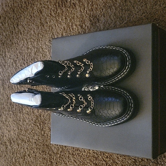 Vince Camuto Popinta Black Smooth Leather Snake Round Toe Chain Detailed Boots - Picture 8 of 14